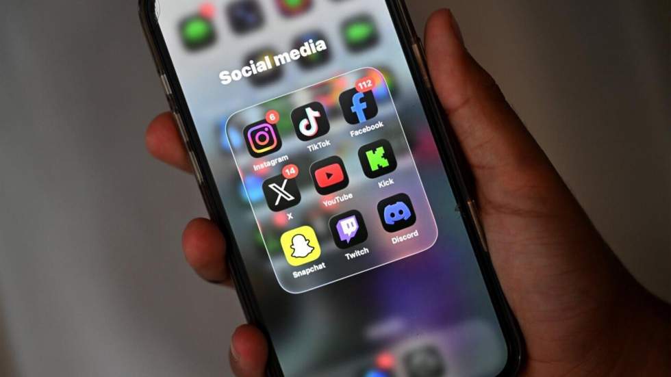 Un projet de loi pour interdire les réseaux sociaux aux moins de 15 ans dès la rentrée 2026