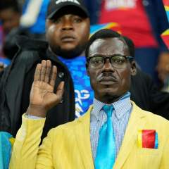 CAN 2025 : la statue vivante de Lumumba reçoit des excuses et est honorée par l'équipe d'Algérie