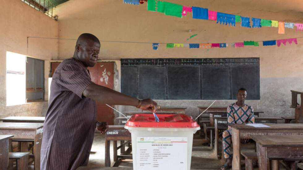 Les Béninois appelés aux urnes pour des législatives, un mois après le coup d'État déjoué
