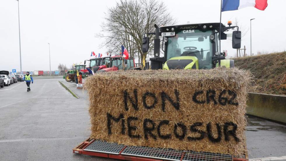 Accord UE-Mercosur : des agriculteurs maintiennent la pression, visent des sites portuaires