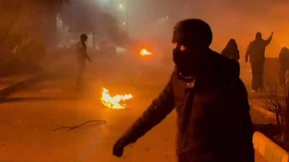 Les Iraniens continuent à manifester malgré la répression féroce, Trump promet que "l'aide" arrive Les Iraniens continuent à manifester malgré la répression féroce, Trump promet que "l'aide" arrive