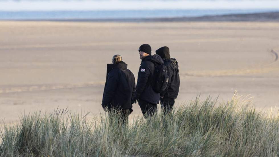 La France interdit de territoire dix militants britanniques antimigrants
