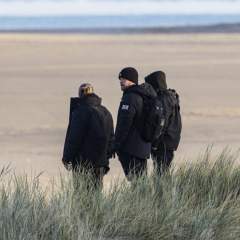 La France interdit de territoire dix militants britanniques antimigrants