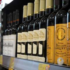 Trump menace d'imposer des droits de douane de 200 % sur les vins et champagnes français