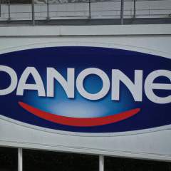 Lait infantile contaminé : Danone élargit son rappel, mais assure que ses produits "sont sûrs"