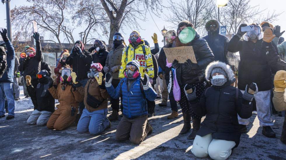 Nouvelles protestations à Minneapolis après la mort d'un Américain tué par des agents fédéraux Nouvelles protestations à Minneapolis après la mort d'un Américain tué par des agents fédéraux
