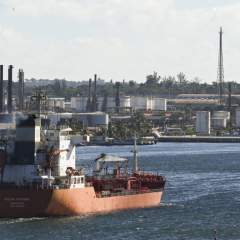 Trump menace les pays vendant du pétrole à Cuba, qui dénonce un "acte brutal d'agression"