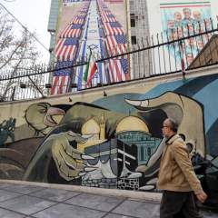 Iran : après les menaces, Trump estime que Téhéran veut "conclure un accord"