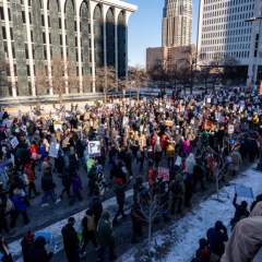 Minneapolis : la rue toujours en colère contre l'ICE, deux journalistes arrêtés