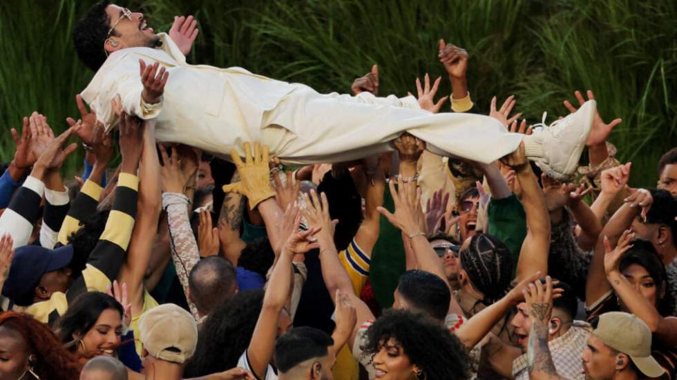 Bad Bunny célèbre l'Amérique latine au Super Bowl, Trump y voit un "affront"