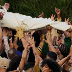 Bad Bunny célèbre l'Amérique latine au Super Bowl, Trump y voit un "affront"