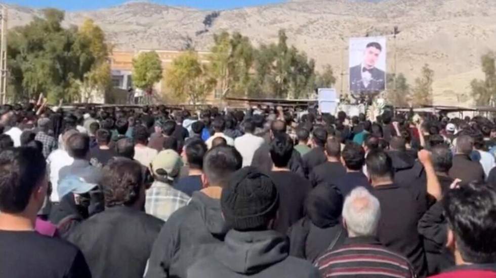 Hommages, fleurs et slogans : les Iraniens continuent de défier le pouvoir malgré la répression