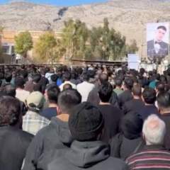 Hommages, fleurs et slogans : les Iraniens continuent de défier le pouvoir malgré la répression