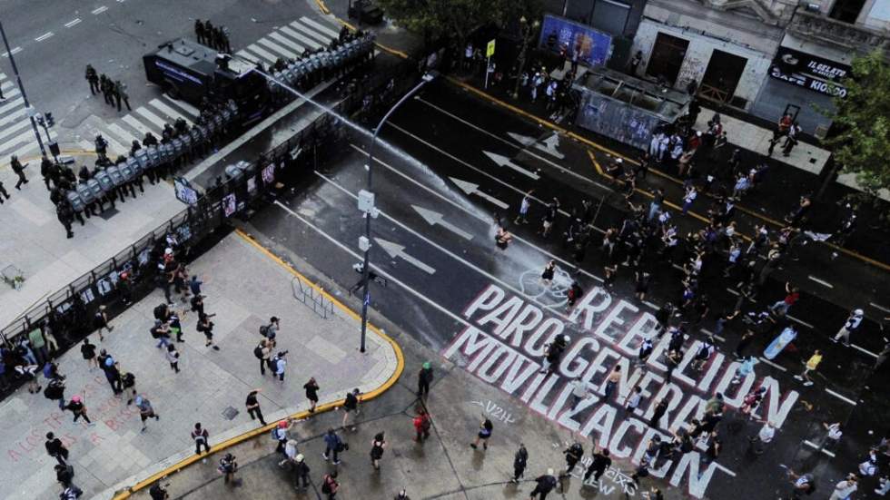 Argentine : des incidents émaillent la grève générale contre la réforme du travail de Milei Argentine : des incidents émaillent la grève générale contre la réforme du travail de Milei