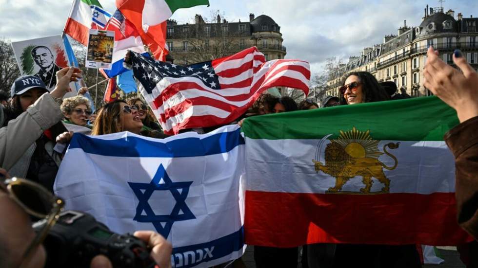 À Paris, des Iraniens célèbrent la mort de Khamenei, d’autres dénoncent l'intervention À Paris, des Iraniens célèbrent la mort de Khamenei, d’autres dénoncent l'intervention
