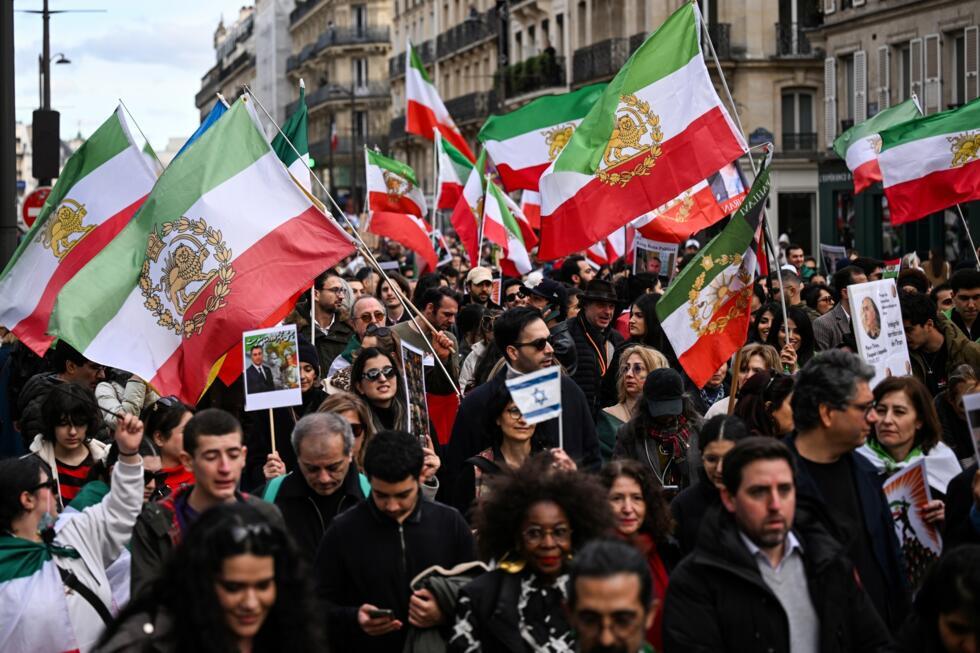 À Paris, des Iraniens célèbrent la mort de Khamenei, d’autres dénoncent l'intervention À Paris, des Iraniens célèbrent la mort de Khamenei, d’autres dénoncent l'intervention