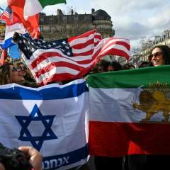 À Paris, des Iraniens célèbrent la mort de Khamenei, d’autres dénoncent l'intervention