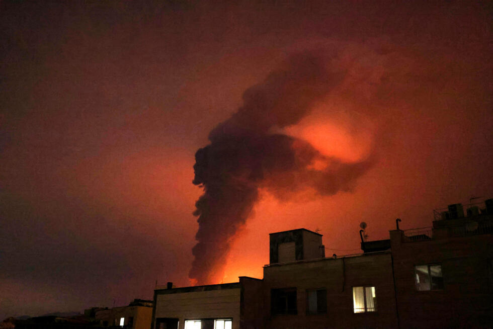 Fumée noire et odeur de brûlé : des dépôts pétroliers en feu plongent Téhéran dans l'obscurité