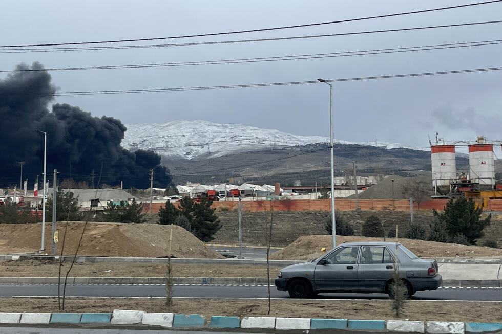 Fumée noire et odeur de brûlé : des dépôts pétroliers en feu plongent Téhéran dans l'obscurité