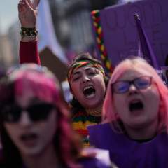 En images : aux quatre coins du monde, les femmes descendent dans la rue pour leurs droits