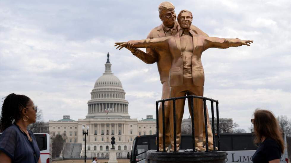 Guerre au Moyen-Orient, pénuries d'essence et Zelensky à Paris : la semaine en images