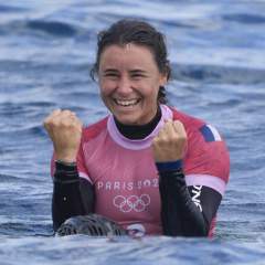 Jeune mère, la surfeuse Johanne Defay de retour sur le circuit pro grâce à une "wildcard maternité"