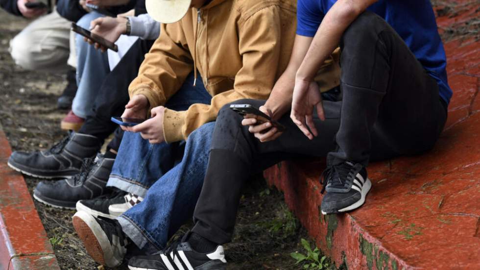 Le rapport mondial sur le bonheur souligne l'impact négatif des réseaux sociaux