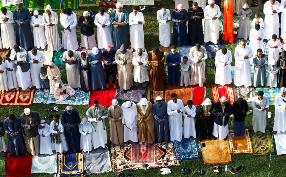 En images : en pleine guerre au Moyen-Orient, la fête de l'Aïd el-Fitr célébrée dans le monde