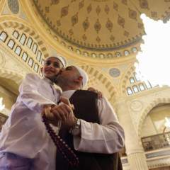En images : en pleine guerre au Moyen-Orient, la fête de l'Aïd el-Fitr célébrée dans le monde