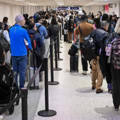 Paralysie budgétaire : Trump menace d'envoyer l'ICE assurer les contrôles de sécurité aux aéroports