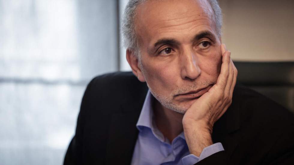 Tariq Ramadan condamné par défaut à 18 ans de réclusion criminelle pour des viols sur trois femmes