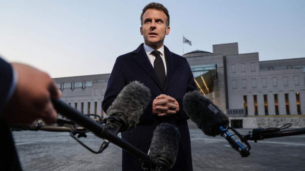 "Inélégant", "irréaliste", "ça parle trop" : Emmanuel Macron reprend Donald Trump