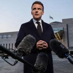 "Inélégant", "irréaliste", "ça parle trop" : Emmanuel Macron reprend Donald Trump