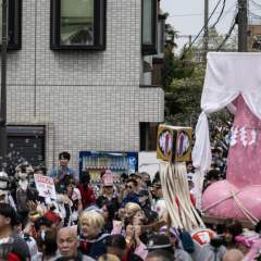 Au Japon, la fertilité célébrée avec des pénis géants