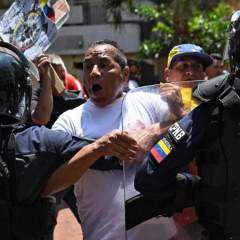 Venezuela : tirs de gaz lacrymogènes contre des manifestants en route vers le palais présidentiel