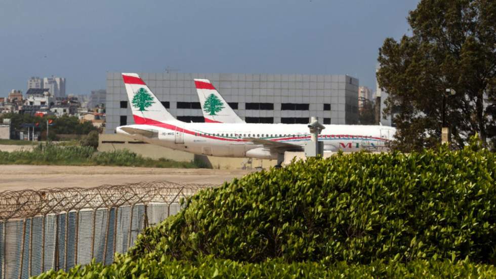 À l'aéroport de Beyrouth, les avions décollent et atterrissent malgré les bombardements israéliens À l'aéroport de Beyrouth, les avions décollent et atterrissent malgré les bombardements israéliens