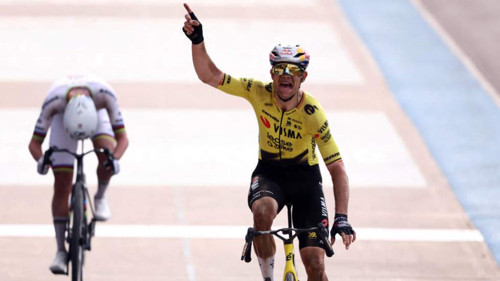 Cyclisme : Wout Van Aert remporte son premier Paris-Roubaix devant Tadej Pogacar