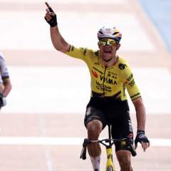 Cyclisme : Wout Van Aert remporte son premier Paris-Roubaix devant Tadej Pogacar