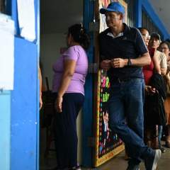 Présidentielle au Pérou : le premier tour reprend au lendemain d'un scrutin chaotique