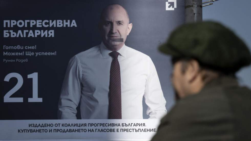 Les Bulgares votent pour des législatives décisives, un ancien président pro-russe donné favori