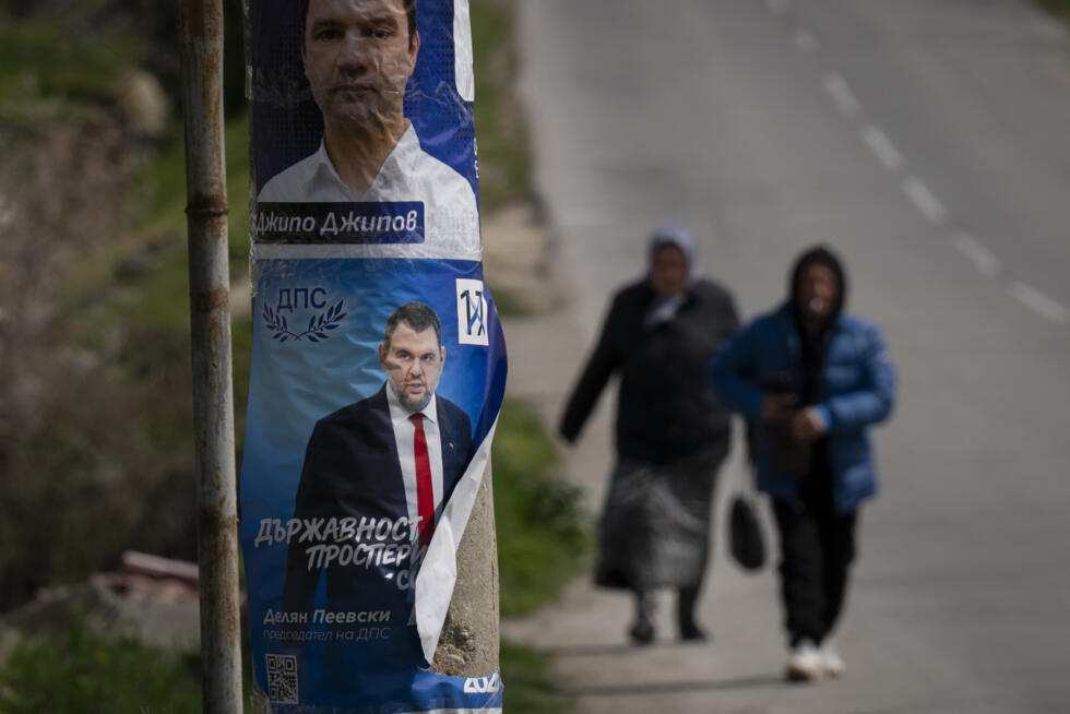 Les Bulgares votent pour des législatives décisives, un ancien président pro-russe donné favori
