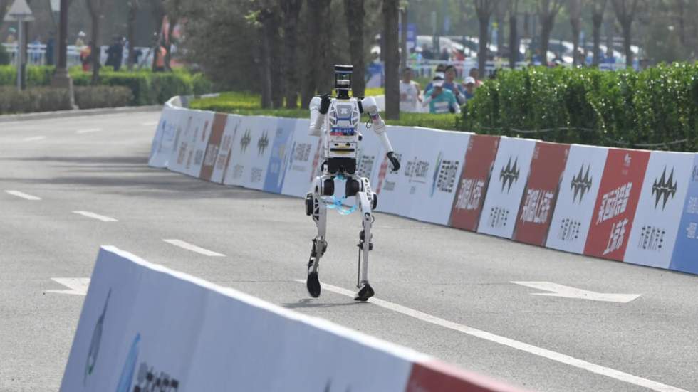 Des robots humanoïdes battent des humains lors du semi-marathon de Pékin
