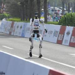 Des robots humanoïdes battent des humains lors du semi-marathon de Pékin