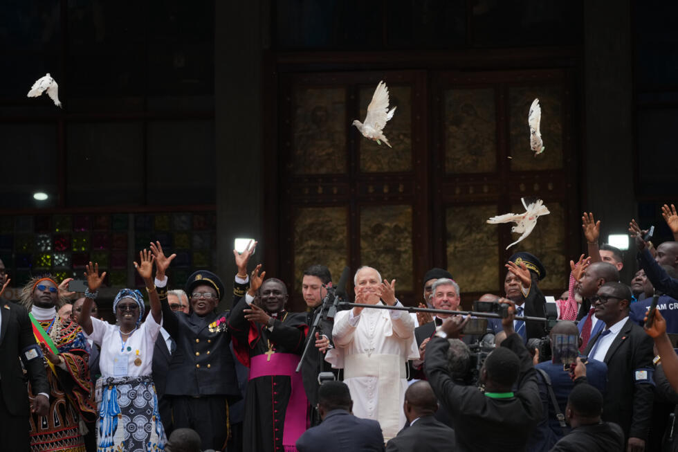 Défaite d'Orban en Hongrie, tournée africaine du pape, Trump se prend pour Jésus : la semaine en images