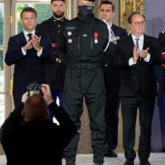 "Hommage aux partisans de la vie" : la Légion d'honneur remise aux "sauveurs" du Bataclan
