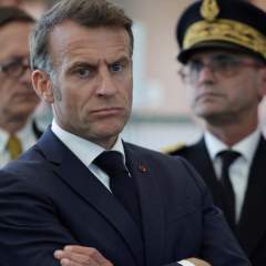 Emmanuel Macron critique les "mabouls" qui veulent "se fâcher avec l'Algérie"