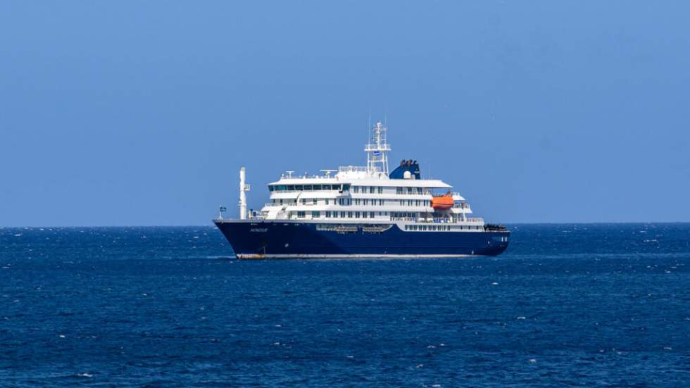Hantavirus : "isolement" à bord du bateau de croisière, les Canaries "envisagées" pour débarquer