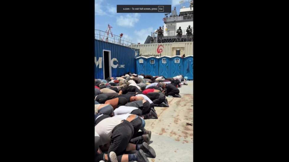Les militants de la "flottille pour Gaza" filmés à genoux, des agissements "inadmissibles" pour Paris