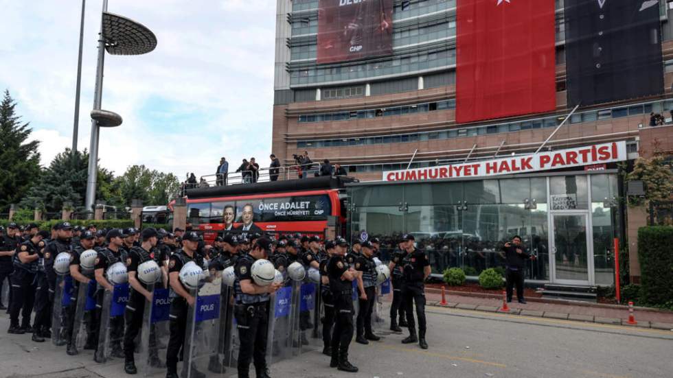 Turquie : le chef de l’opposition Özgür Özel délogé du siège du CHP par la police Turquie : le chef de l’opposition Özgür Özel délogé du siège du CHP par la police