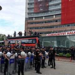 Turquie : le chef de l’opposition Özgür Özel délogé du siège du CHP par la police